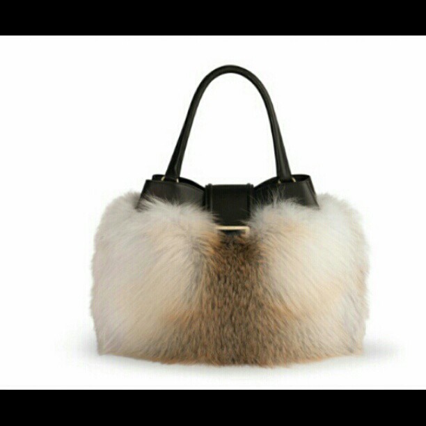 pelliccia di volpe, con finiture in pelle. @bally Nata per combattere il freddo, oggi la pelliccia rende preziosi e ricercati i capi di abbigliamento e gli accessori della stagione invernale.