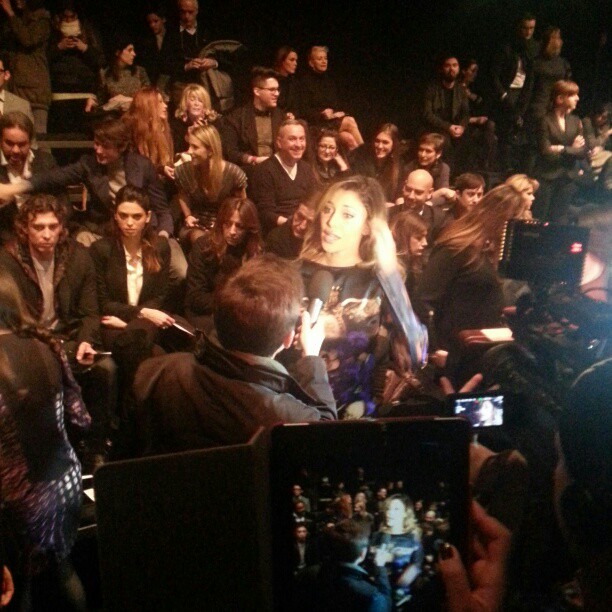 Belen Rodriguez assalita dalla stampa e dai fotografici al John Richmond Fashion Show