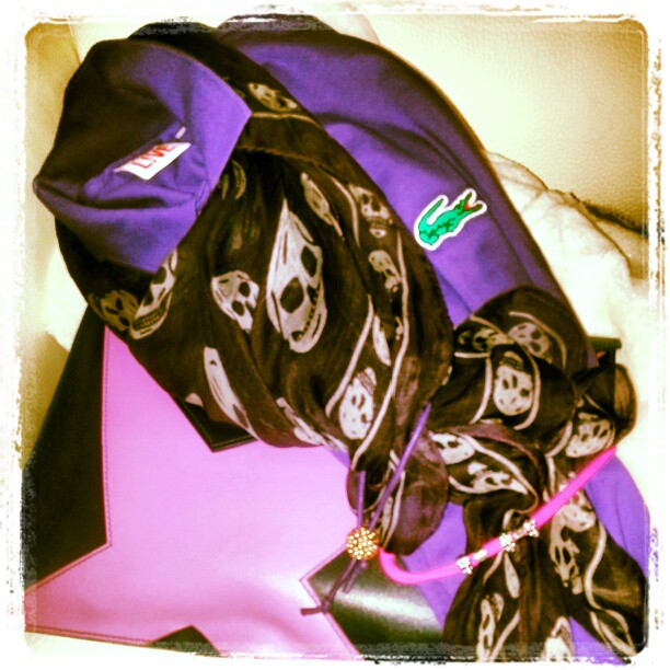 Accessori del giorno: un leggerissimo ViolaStyle Polo Lacoste, foulard A. Macqueen, Braccili Hg4me e DanieleDeMarchi, pochette Michele Chiocciolini.