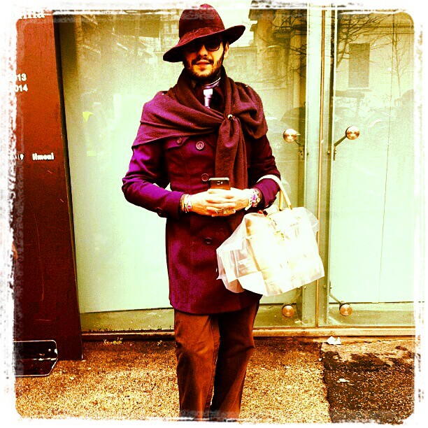 Immortalato davanti a Etro (@etro_official ) Fashion Show da @montenapoleoneweb con la mia V73 e il mio Borsalino ( @borsalino_world )