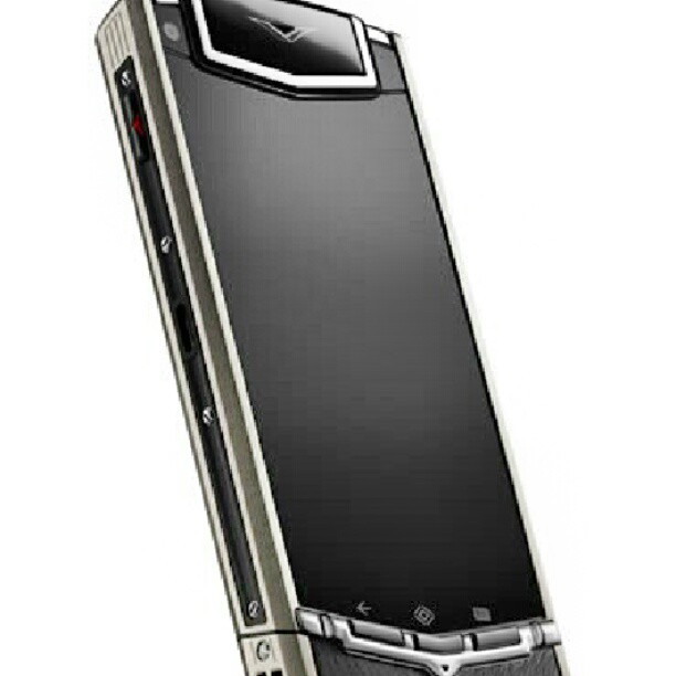 Presentazione nuovo Vertu-TI in titanio..il lusso a portata di orecchio.