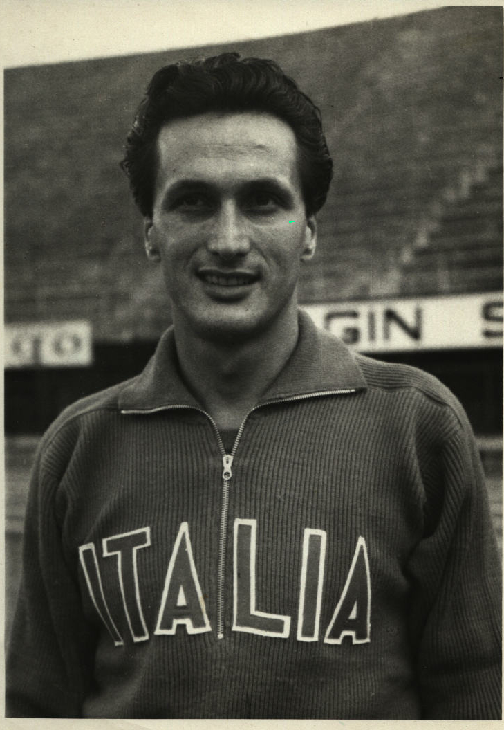 Ottavio Missoni inodssa in questa fotografia storica, la tuta disegnata da lui stesso per la Nazionale Olimpica Italiana.