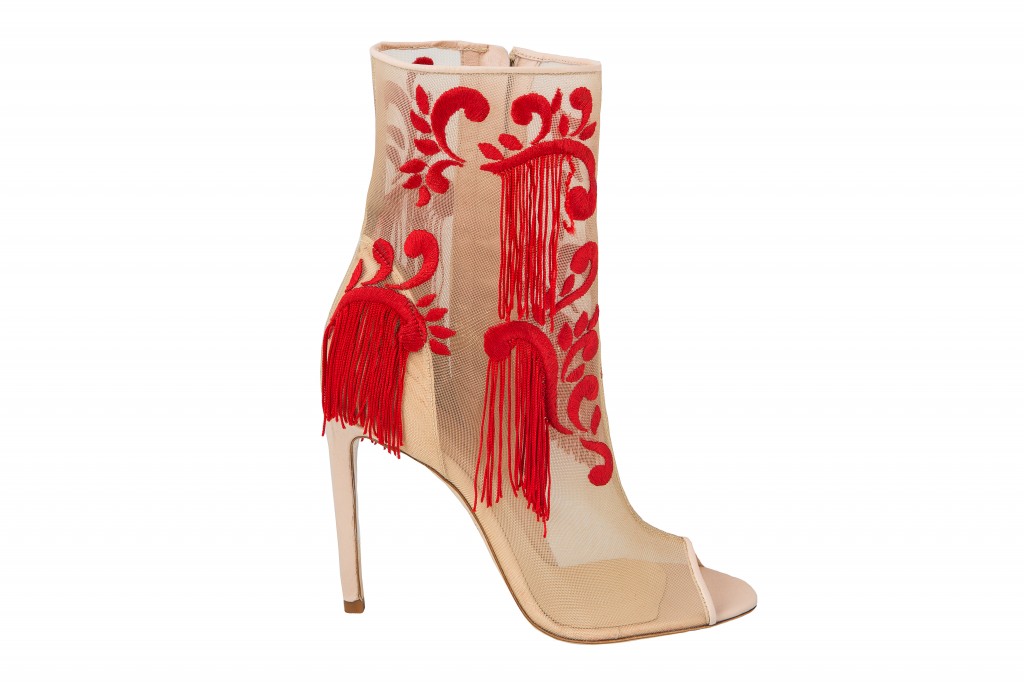 Какие ботильоны в моде 2024. Какие ботильоны в моде 2024. Ботильоны 2017 модные тенденции. Казаки le silla. Bruno женская обувь 2022 ботильоны.